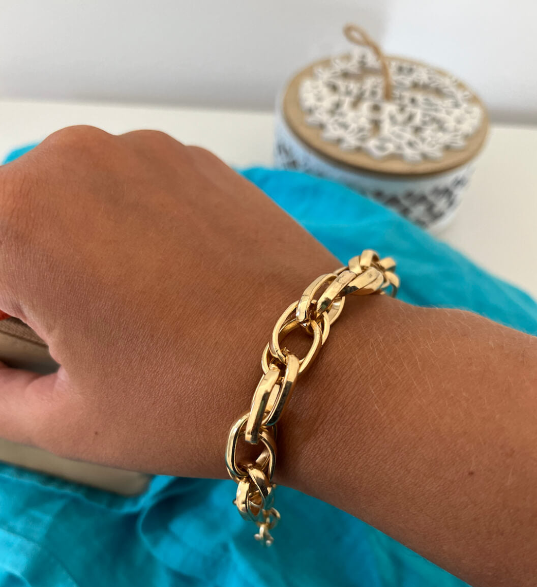 Chunky Chain Clasp Bracelet In Gold-Tone