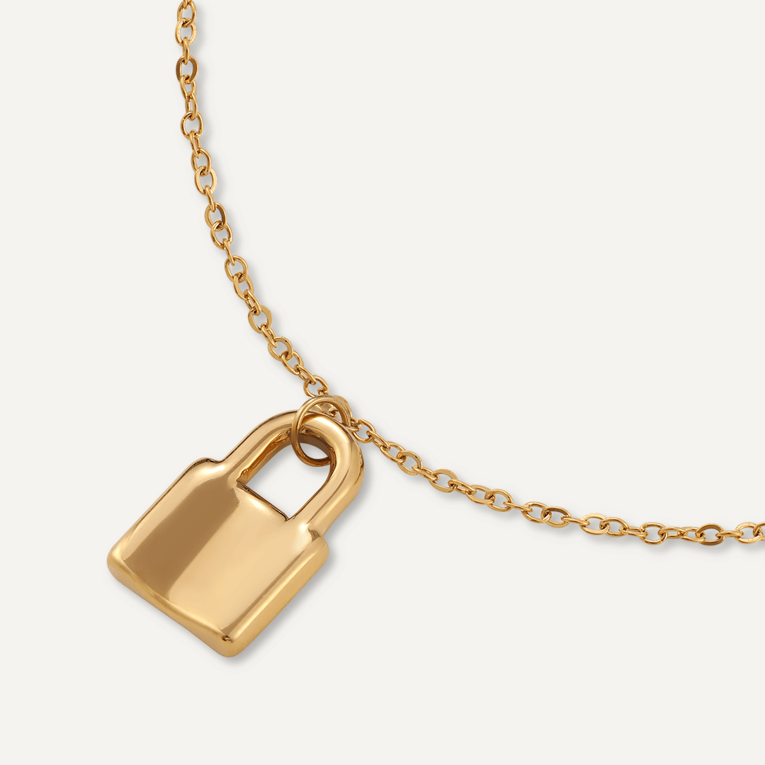 Padlock Clasp Bracelet In Gold-Tone