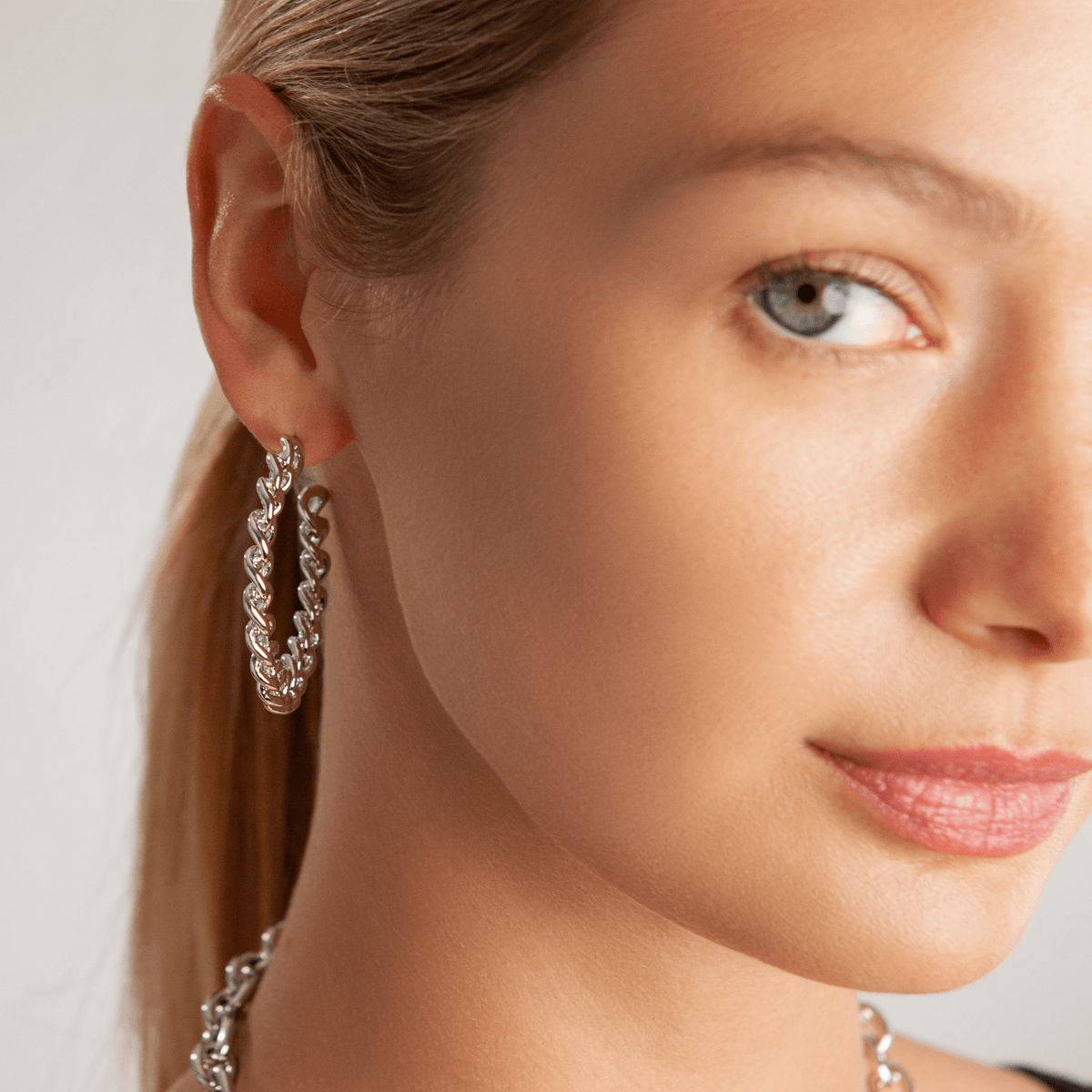 Model wearing Eternal Narrow Curb Chain Hoop Earrings in Silver