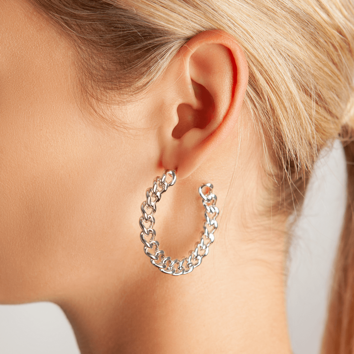 Model wearing Eternal Narrow Curb Chain Hoop Earrings in Silver