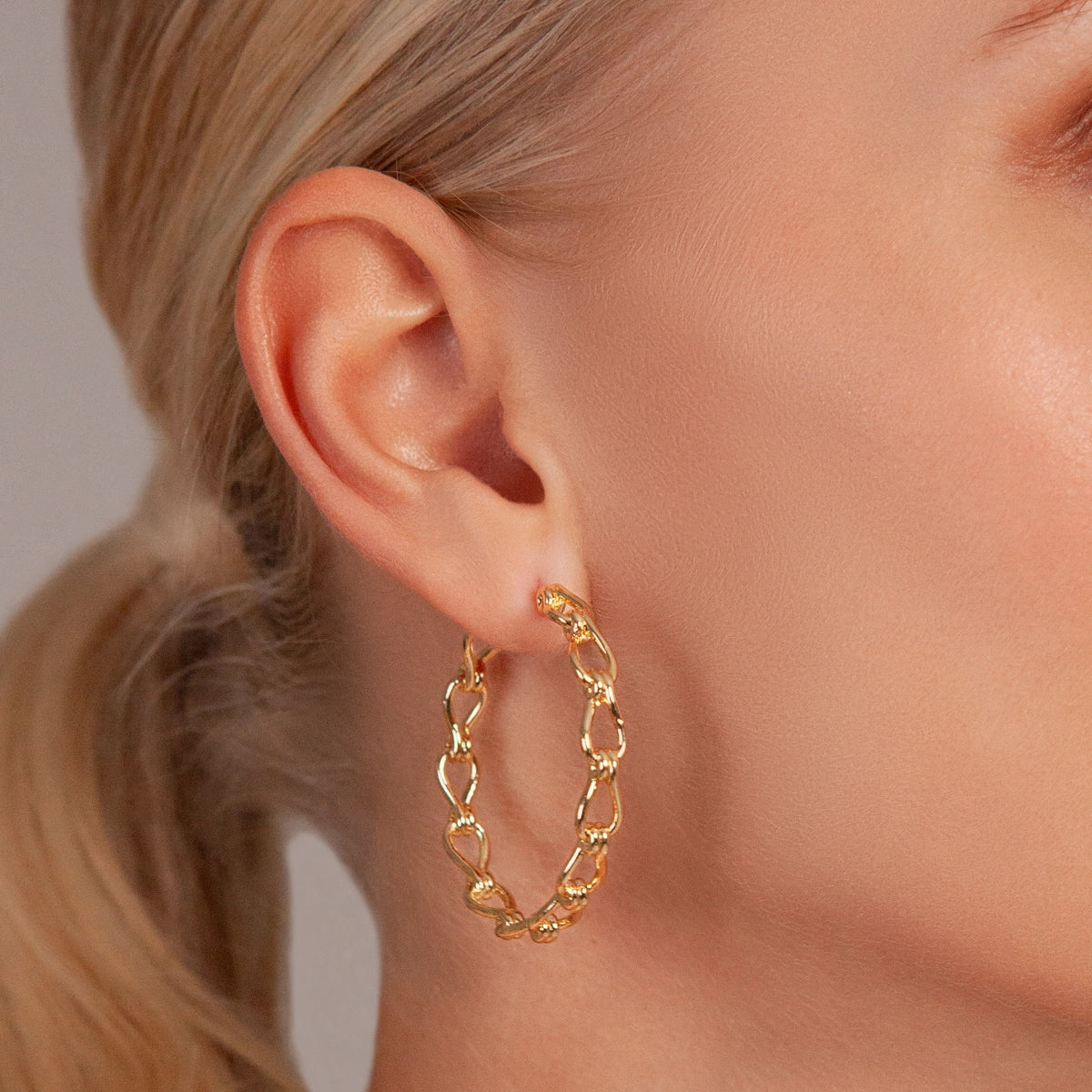 Alesha Contemporary Chain-Link Hoop Earrings In Gold-Tone