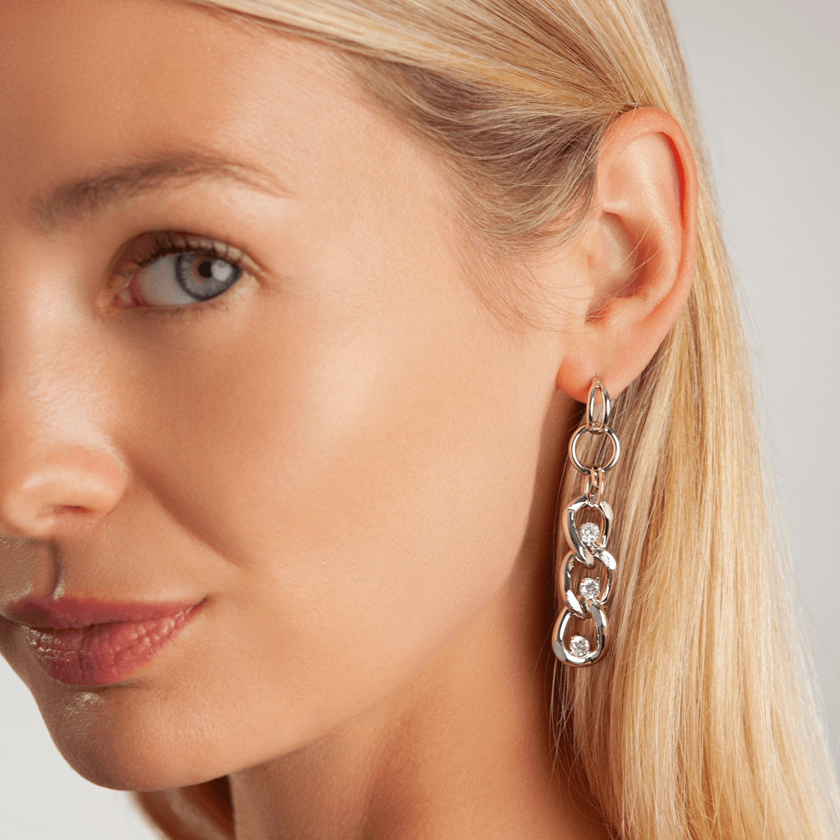 Model wearing Alesha Cubic Zirconia Geometric Chain-Link Earrings in White Gold