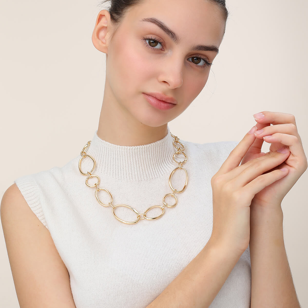 Geometric Hoops Short Necklace In Gold-Tone