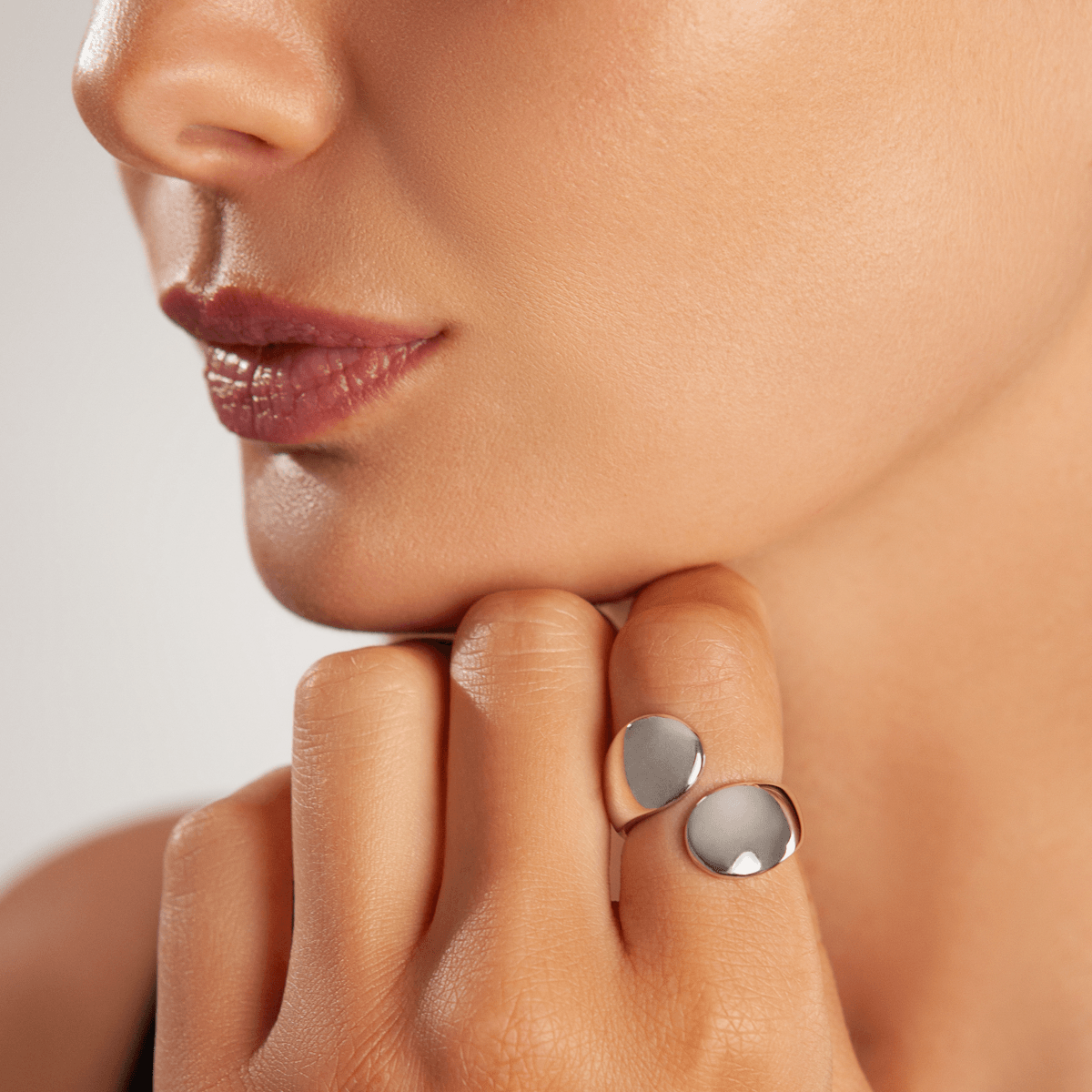 Model wearing Zaha Abstract Bypass Open Band Ring In Silver